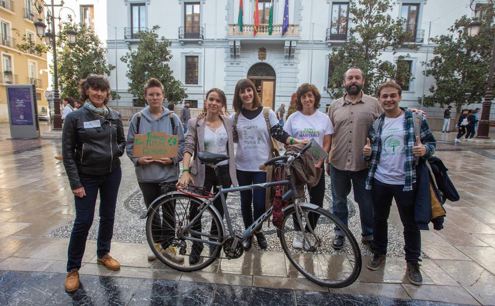Repersentantes de varias de las ONG que integran la Mesa por el Clima de Granada, en la Plaza del Carmen.