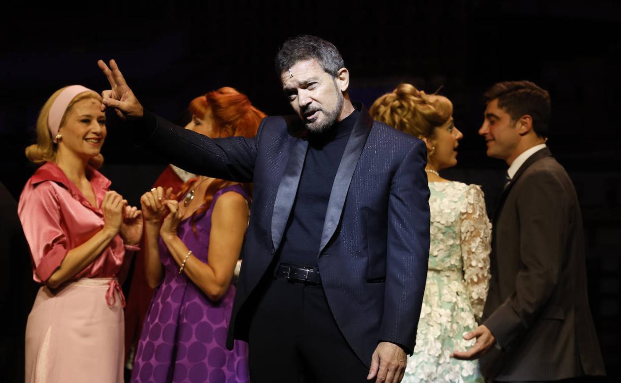 Antonio Banderas actúa durante la presentación del musical 'Company'. 