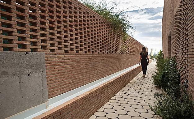 Imagen principal - Entrada al recinto interior de la casa, donde se observa la acequia; detalle de las celosías en la parte superior; y chopos característicos de la Vega. 