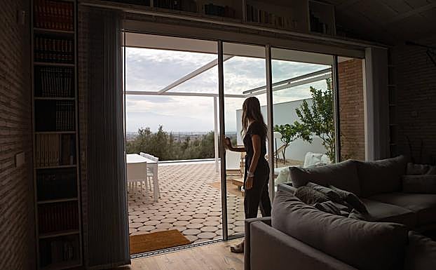 Imagen principal - Cristalera corredera que separa el salón del solarium, cuarto de baño de la parte superior iluminado por ventanales en pared y cubierta y puerta de entrada al interior de la vivienda. 