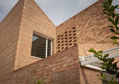 Imagen secundaria 1 - Entrada al recinto interior de la casa, donde se observa la acequia; detalle de las celosías en la parte superior; y chopos característicos de la Vega. 