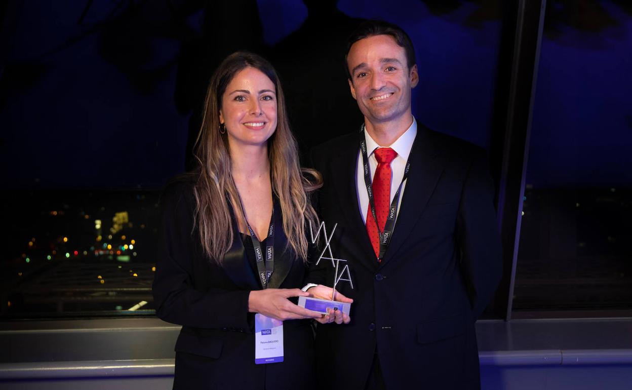 Paloma Baquero y Juan Antonio Serrano, con el Wata. 