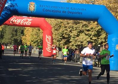 Imagen secundaria 1 - Arriba, una pareja de corredores cruza la línea de meta. Abajo, a la derecha, varios atletas corren en los últimos metros de la carrera y, a la izquierda, la marchadora María Pérez, tras cruzar la línea de llegada. 