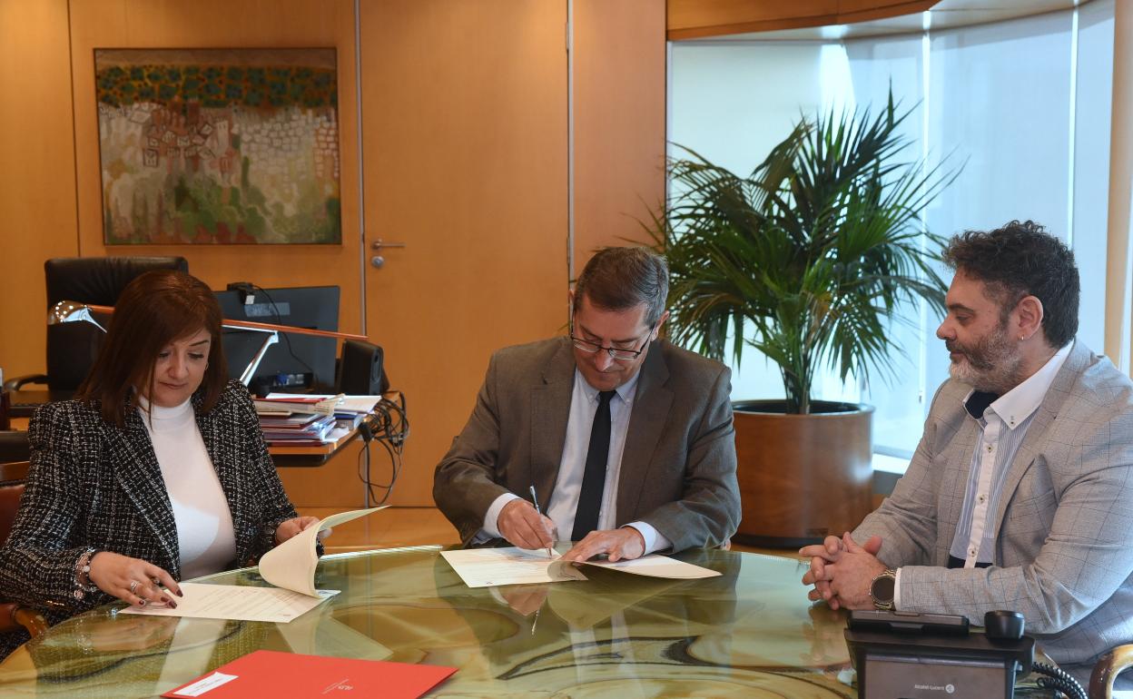 Firma del convenio en el Ayuntamiento de Armilla