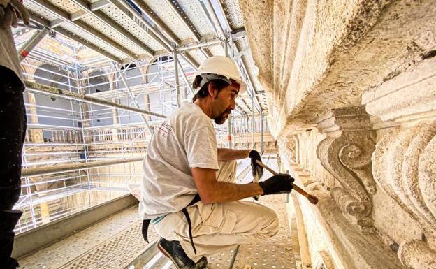Trabajos sobre el andamio en el Hospital Real. 