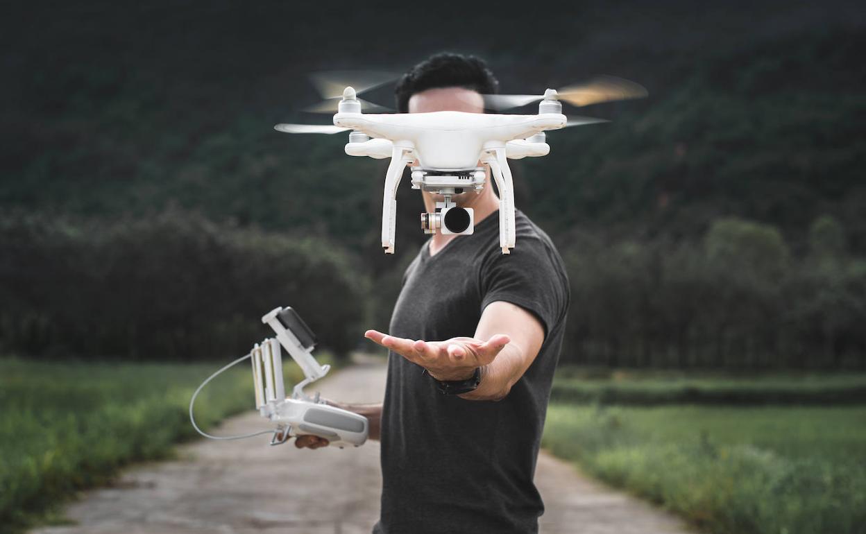 Imagen de archivo de un dron alzando el vuelo.