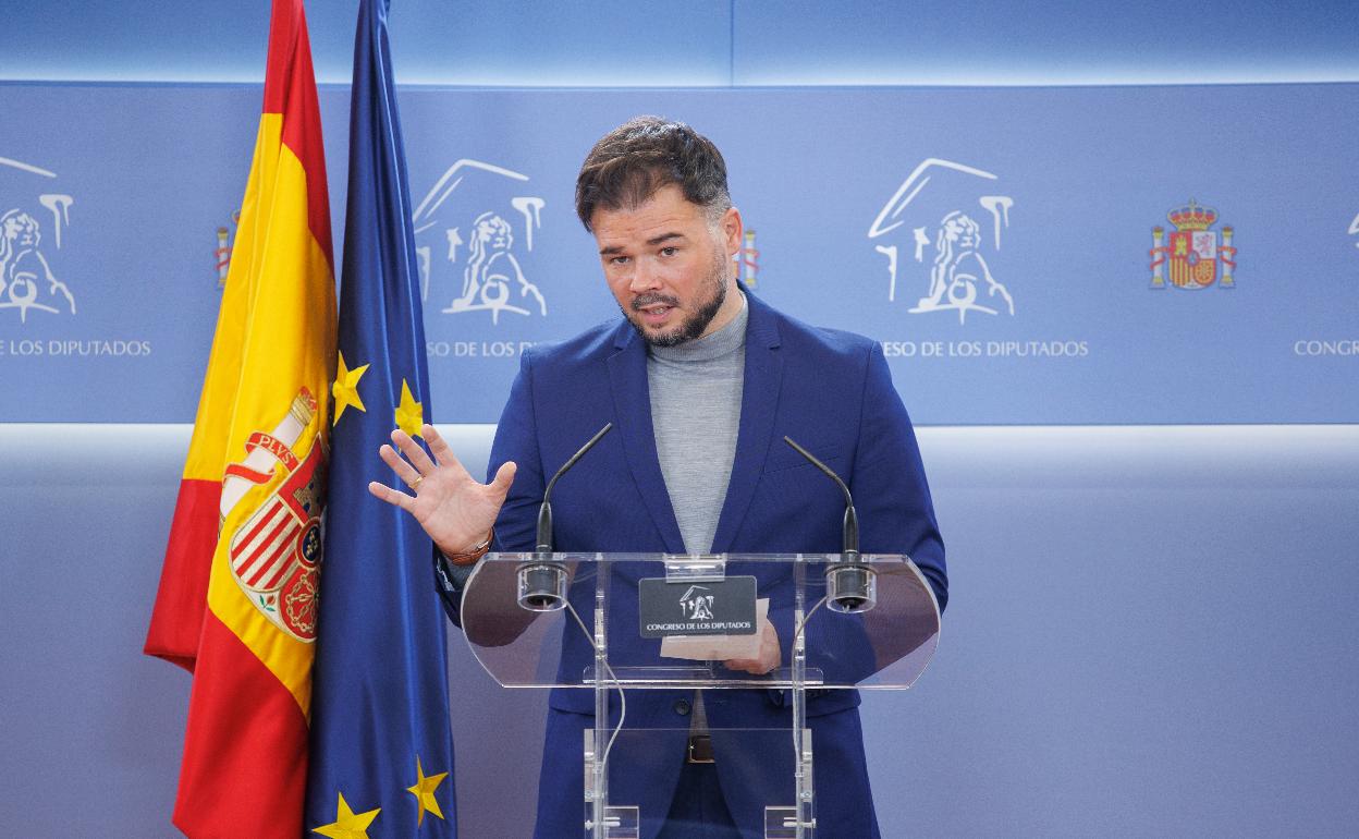 El portavoz de ERC en el Congreso de los Diputados, Gabriel Rufián, durante una rueda de prensa 