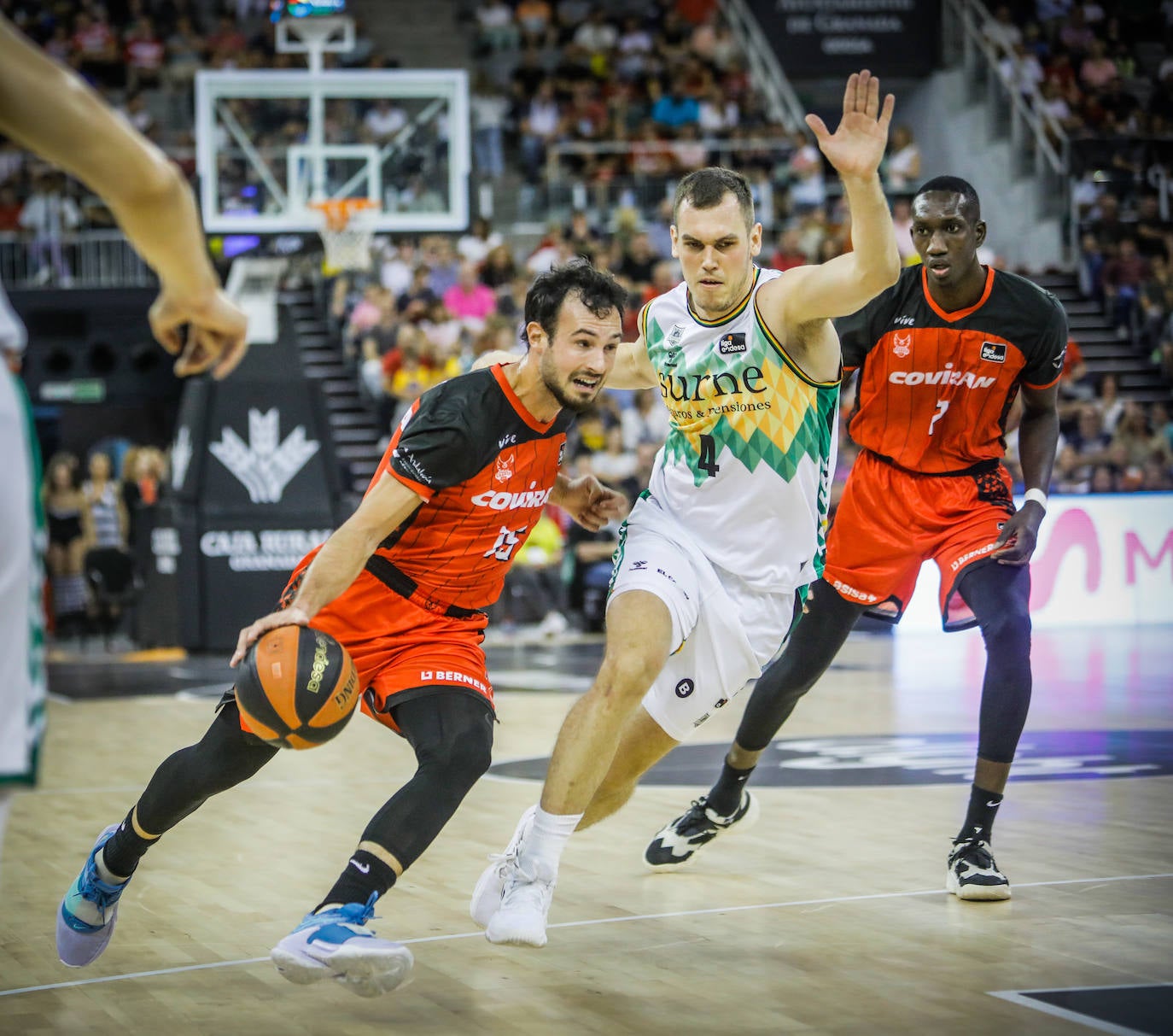 Llúis Costa (i) ataca el aro durante el partido ante el Surne Bilbao. 
