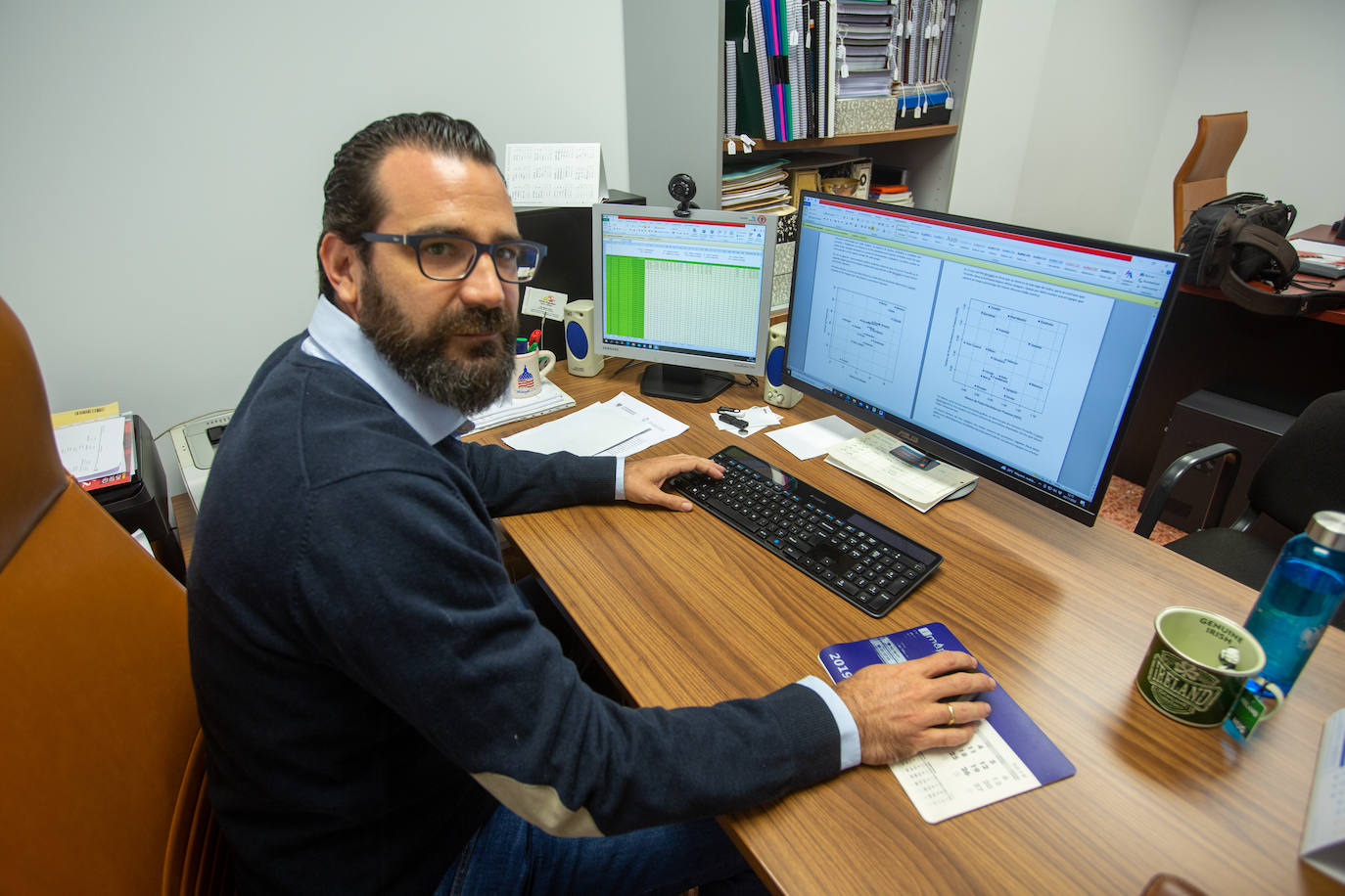 Román Salmerón 'juega' con los datos del Covirán en su despacho. 