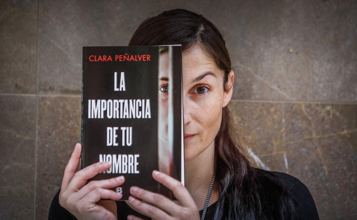 La escritora Clara Peñalver mira a la cámara desde la portada de su nuevo libro. 