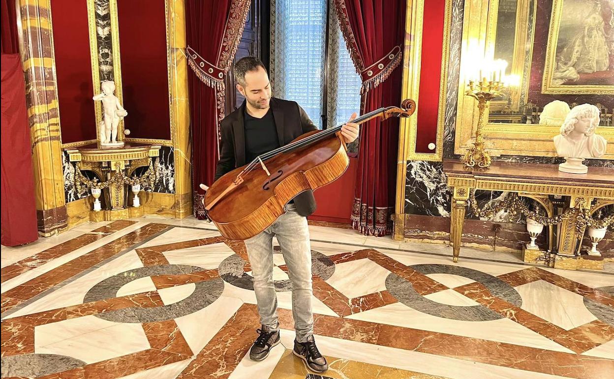 Guillermo Pastrana, con el violonchelo Stradivarius 1700, en su privilegiada sala de ensayos, el comedor de la reina María Cristina en el Palacio Real. 