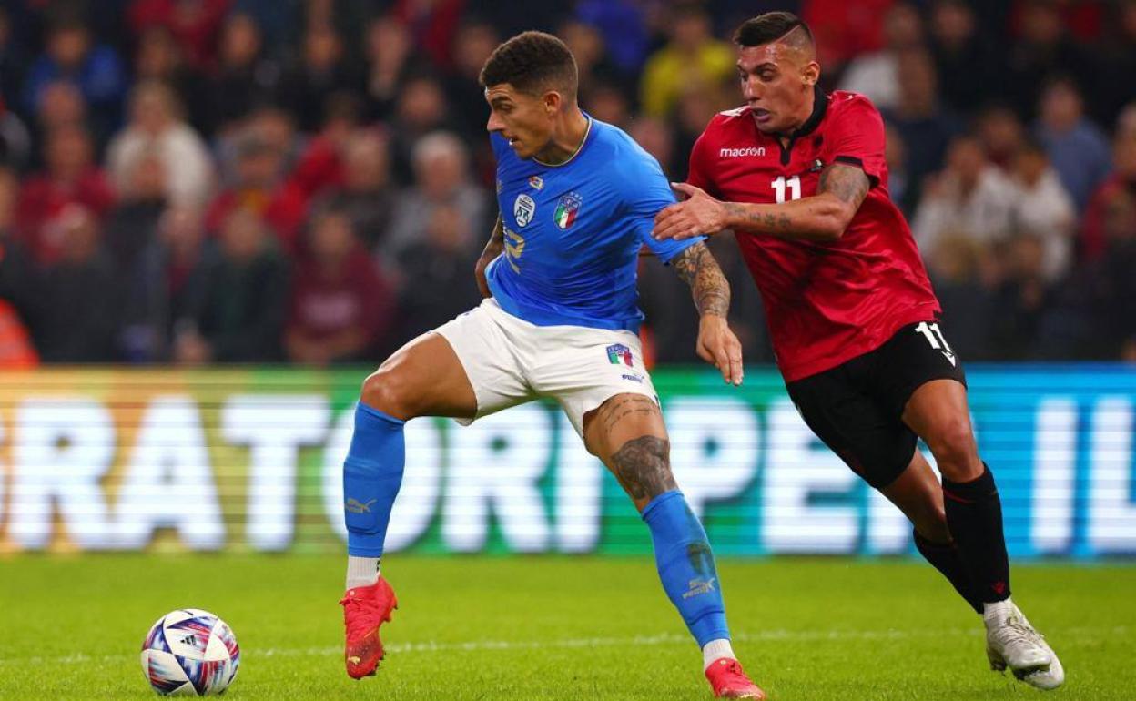 Myrto Uzuni persigue a Di Lorenzo. 