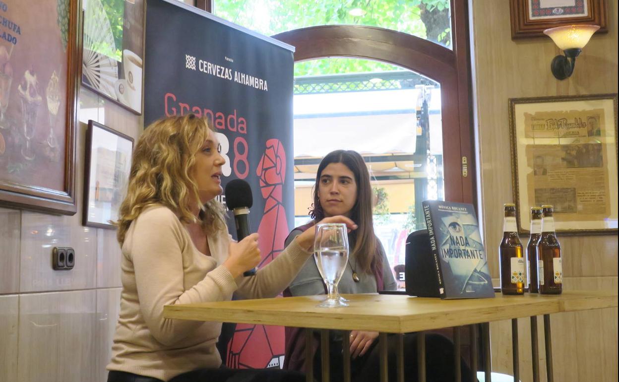 Mónica Rouanet y May R. Ayamonte, durante su charla. 