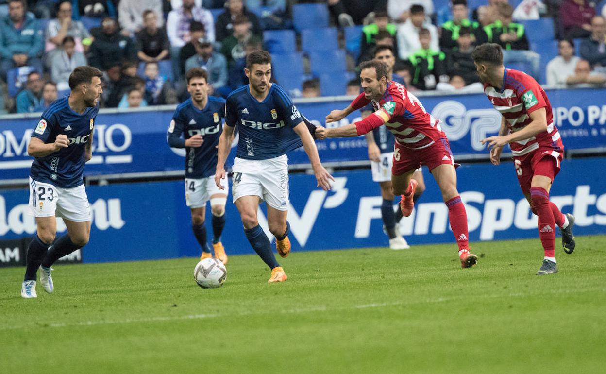 Una acción del Oviedo - Granada de Liga. 