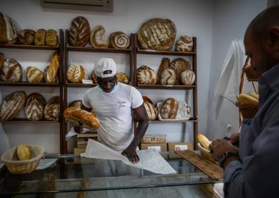 Imagen secundaria 1 - Ibrahima cocina y vende el pan en su panadería de Otura.