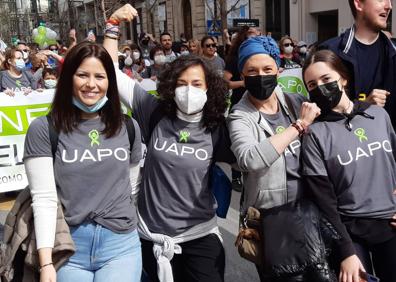 Imagen secundaria 1 - Susana junto a su familia y compañeras de la Uapo.