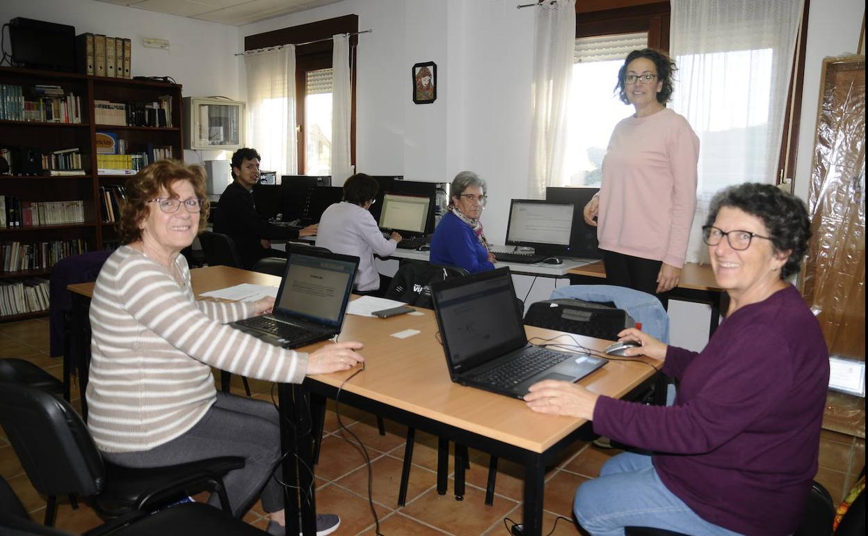 Las alumnas del Telecentro de Alfornón recopilan en un libro viejas canciones