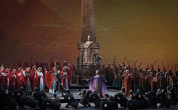 Uno de los muchos momentos impactantes de la producción del Teatro Real. 