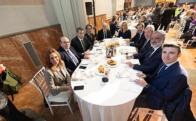 La consejera de Fomento, Marifrán Carazo, junto al resto de autoridades presentes en el desayuno