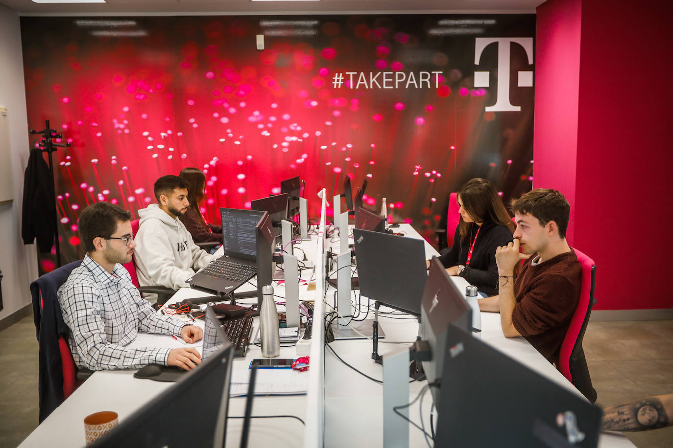 Profesionales de T-Systems en la oficina del PTS. 