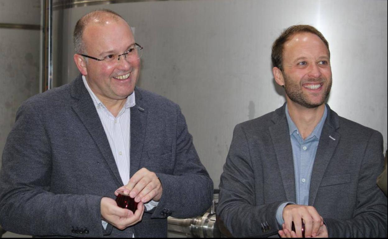 Miguel Tellado y Erik Domínguez, en la fábrica de aceites Fertínez, en Ibros. 