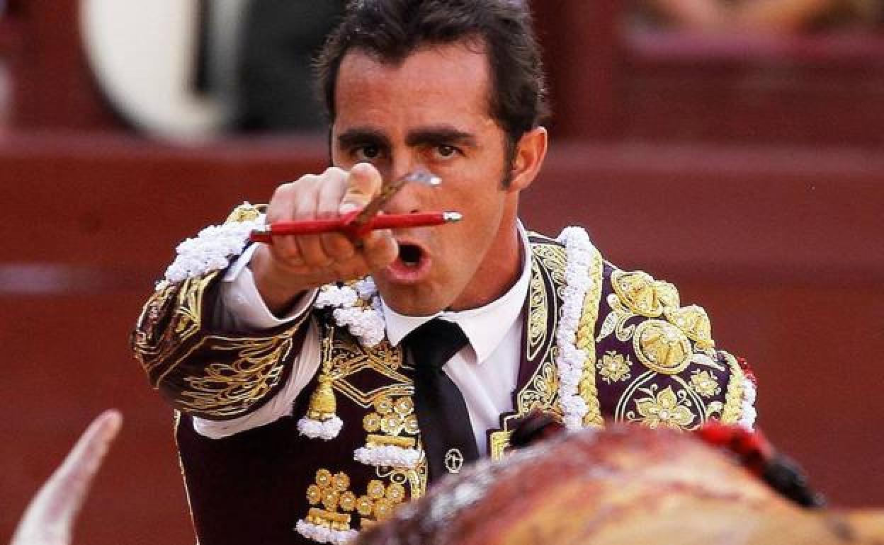 El Fandi, a punto de entrar a matar.