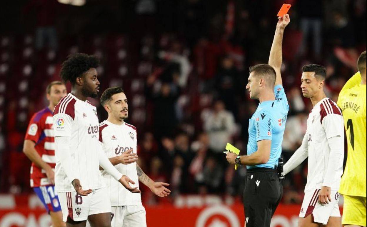 Moreno Aragón expulsa a Boyomo en la primera parte. 