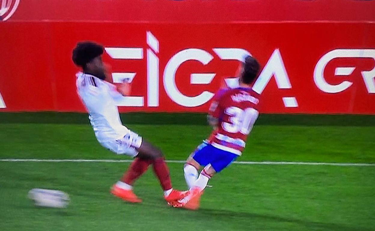 Peligroso pisotón en la parte alta del tobillo de Ricard. 