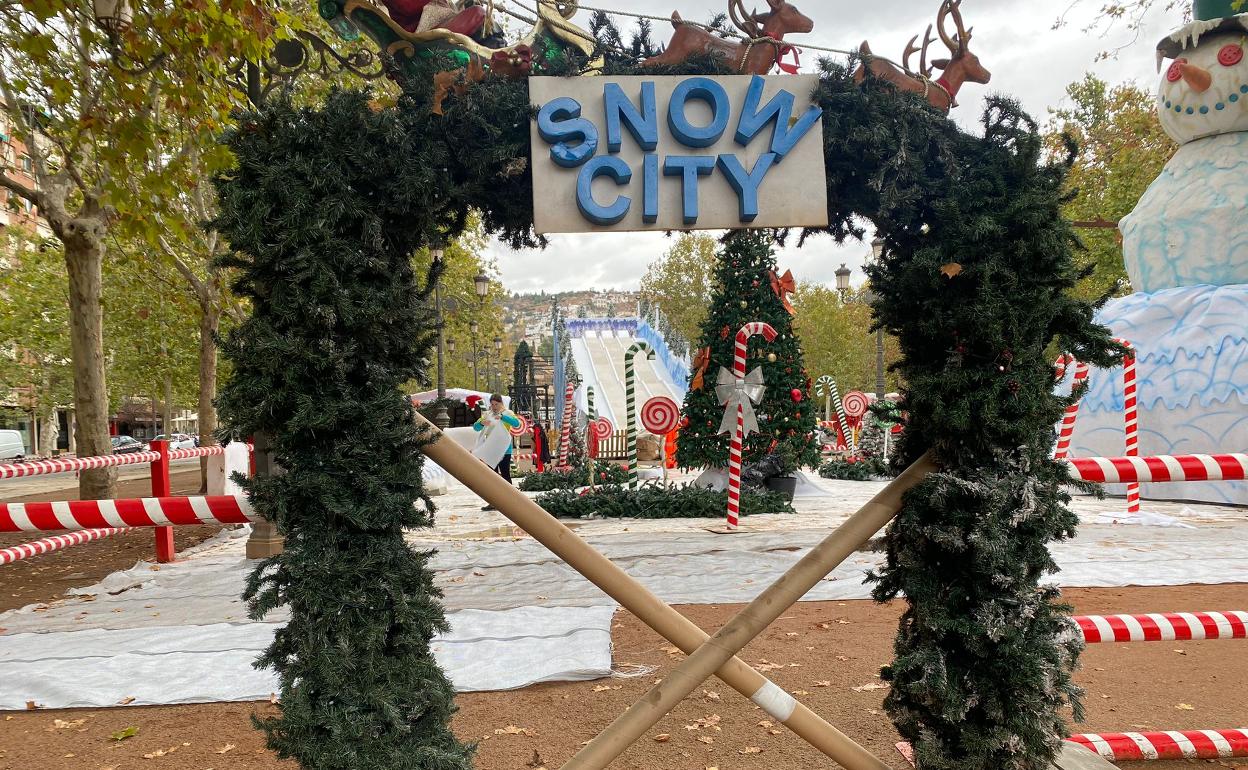 Ciudad de la nieve en el Paseo del Salón.