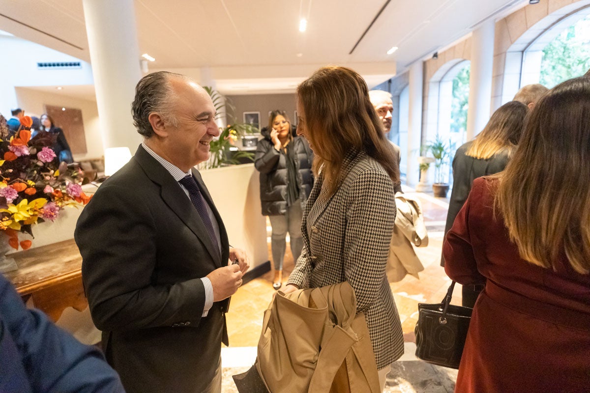 Desayuno informativo con la consejera de Fomento, Marifrán Carazo, en el hotel Santa Paula