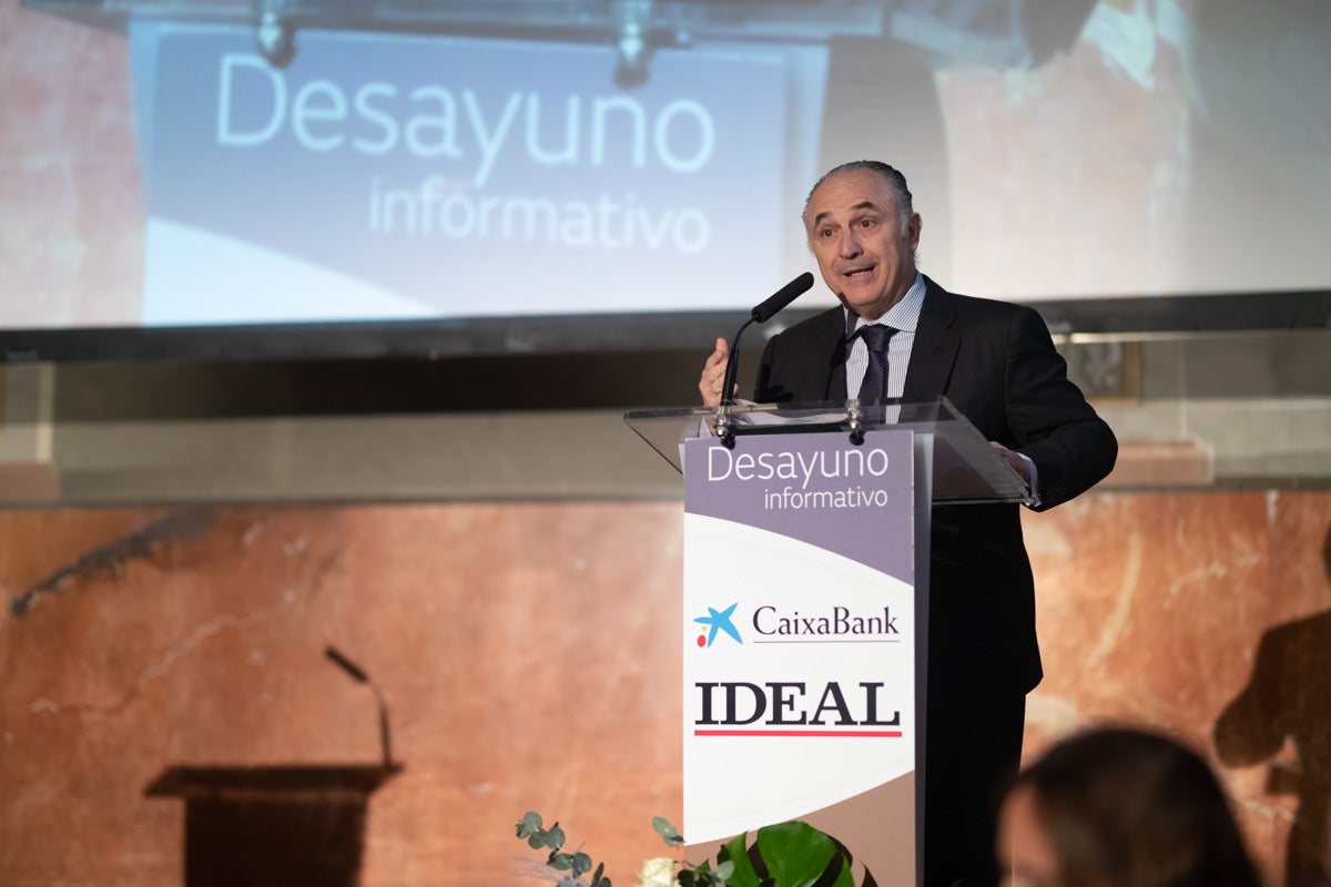 Desayuno informativo con la consejera de Fomento, Marifrán Carazo, en el hotel Santa Paula