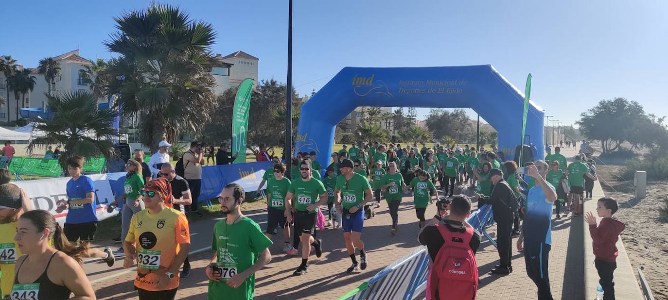 Fotos: Búscate en la Carrera de la AECC en Almerimar