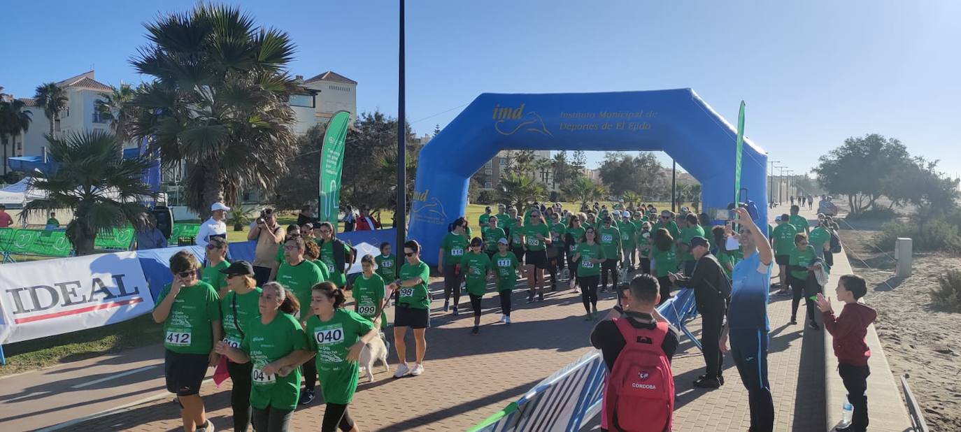 Fotos: Búscate en la Carrera de la AECC en Almerimar