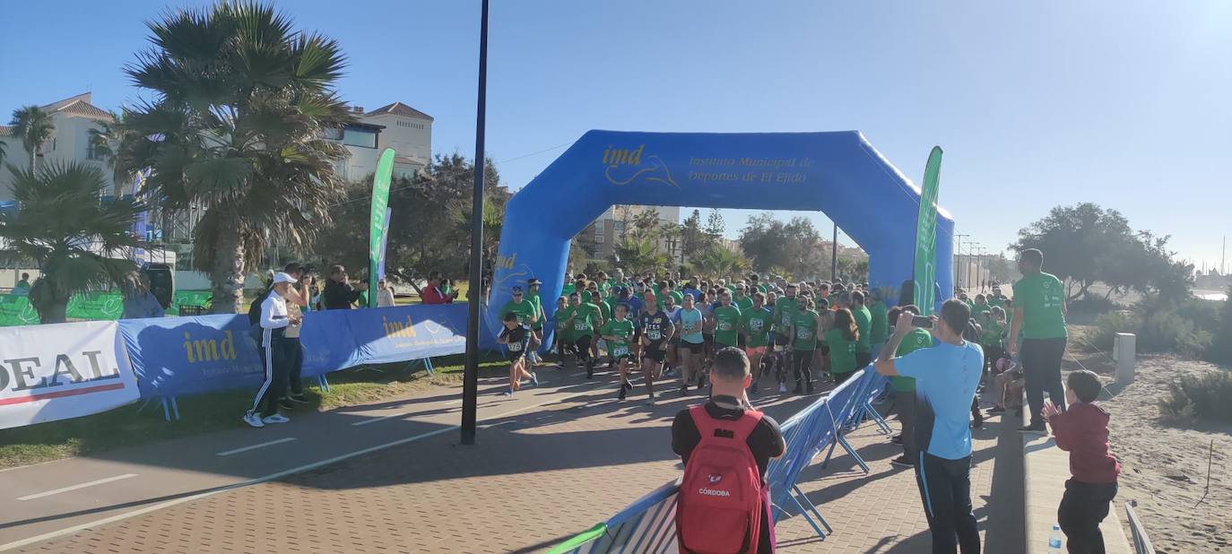 Fotos: Búscate en la Carrera de la AECC en Almerimar