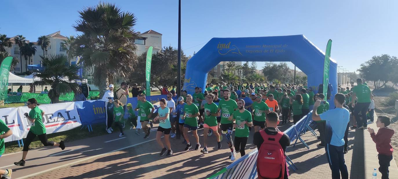 Fotos: Búscate en la Carrera de la AECC en Almerimar