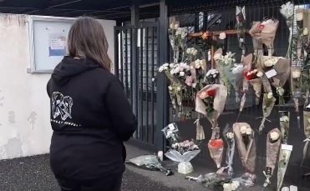 Ramos de flores colocados en recuerdo de Vanesa en el instituto de Tonneins donde estudiaba. 