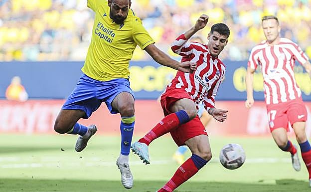 Imagen principal - Arriba, Fali y Morata, dos 'enemigos' de la UDA en lo que queda de primera vuelta. Abajo, Musah es uno de los mundalistas del Valencia y Braithwiate el representante del Espanyol. 