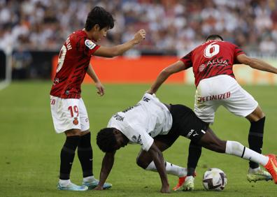 Imagen secundaria 1 - Arriba, Fali y Morata, dos 'enemigos' de la UDA en lo que queda de primera vuelta. Abajo, Musah es uno de los mundalistas del Valencia y Braithwiate el representante del Espanyol. 