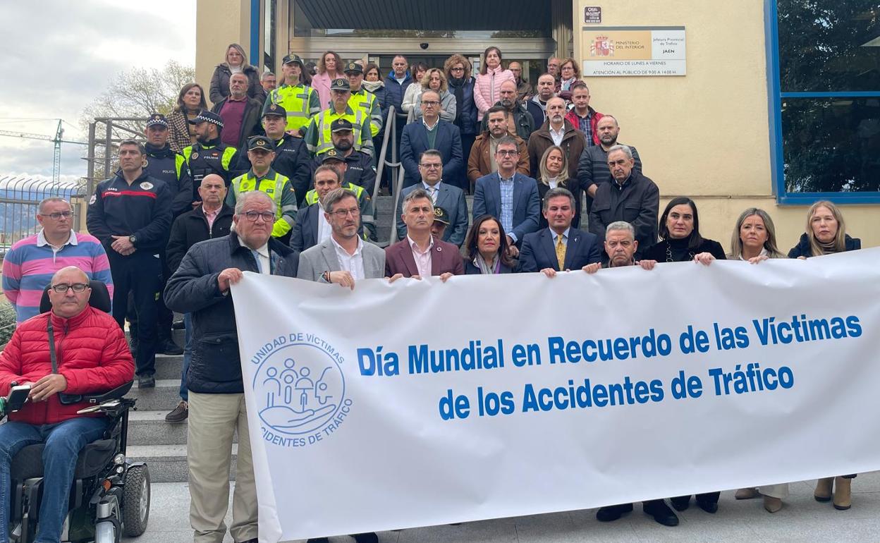 Participantes en la concentración por las víctimas de tráfico. 