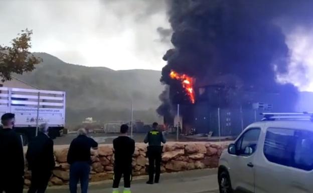 Imagen del fuego en dos naves industriales de Fondón (Almería).