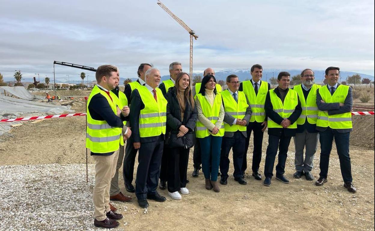 Miembros del Consorcio junto al delegado del Gobierno en Andalucía y los demás representantes institucionales que han visitado las obras de los primeros edificios auxiliares. 