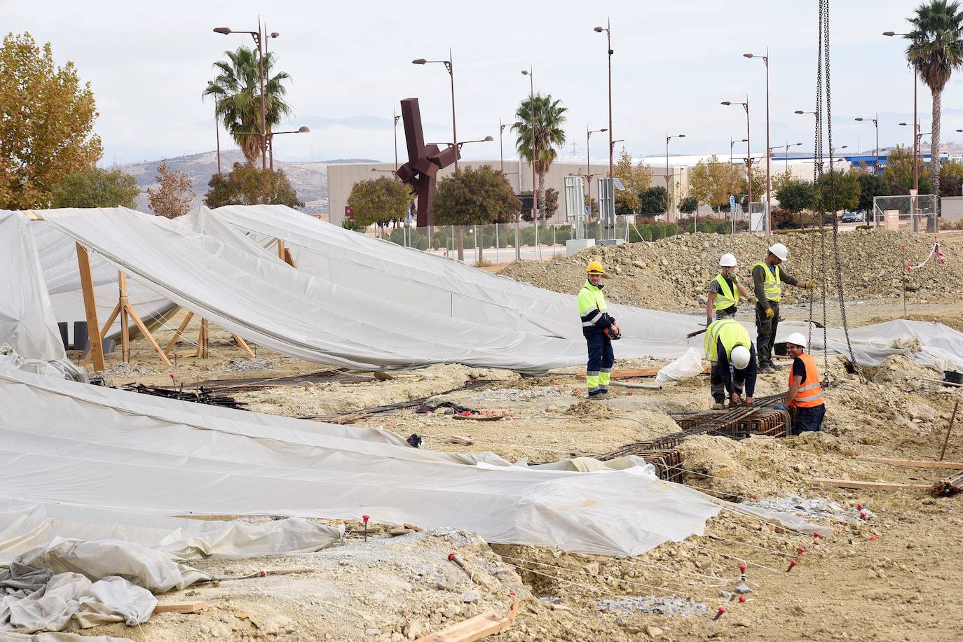 Los trabajos de los tres primeros edificios auxiliares del complejo están ya en marcha en Escúzar. 