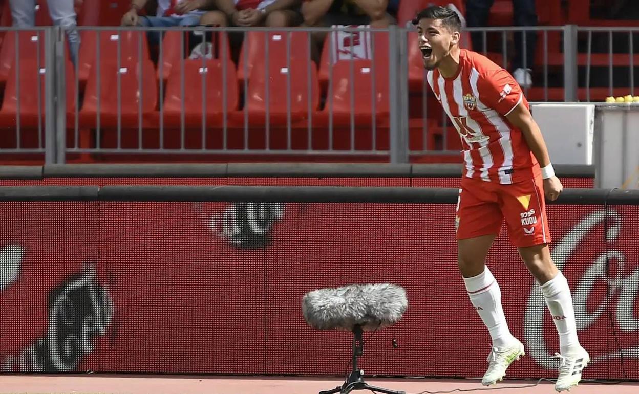 Lucas Robertone celebra un gol; el argentino tiene muchas cosas por las que celebrar. 