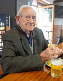 Imagen secundaria 2 - Manuel, Filomena y Moisés, comparten anécdotas y recuerdos en la barra del bar Romero. Tatiana, a los mandos de la cocina. Manuel degusta la tapa que lleva su apellido.