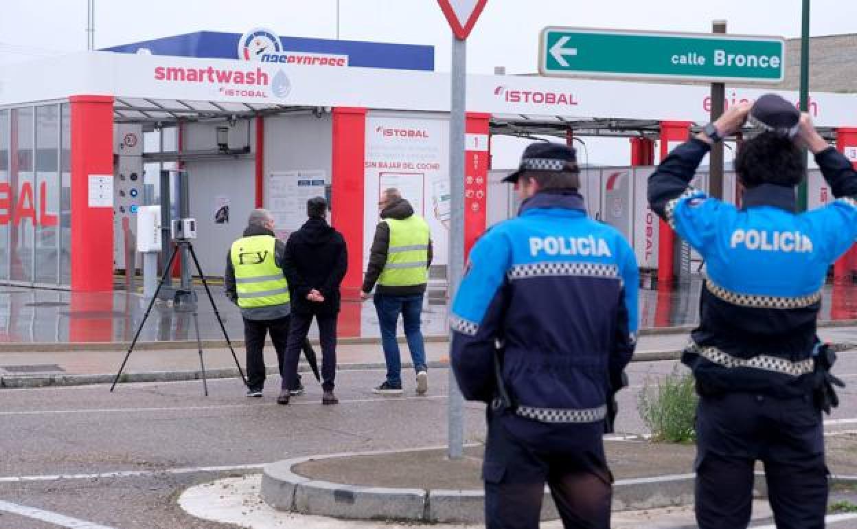 Los técnicos de ISV, en el autolavado, con agentes de la Policía Local y de la Policía Judicial de la Guardia Civil. 