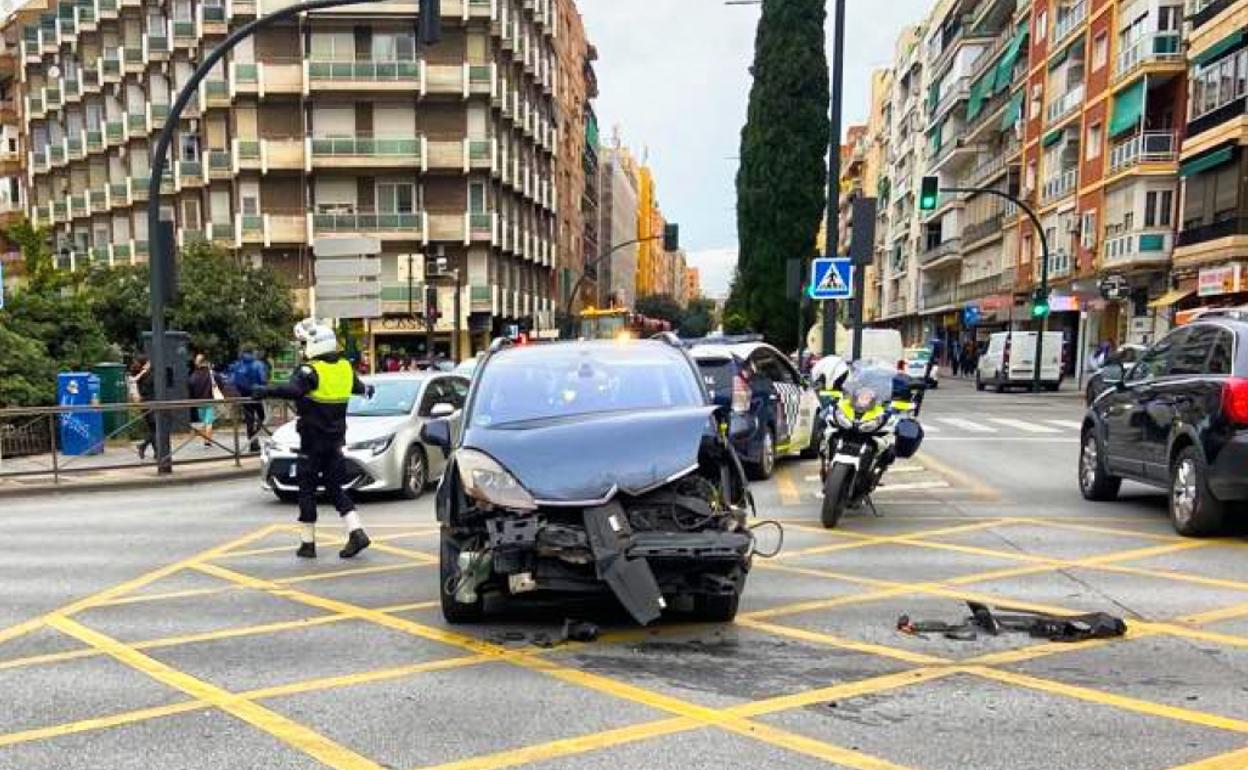 Coche accidentado en Camino de Ronda. 