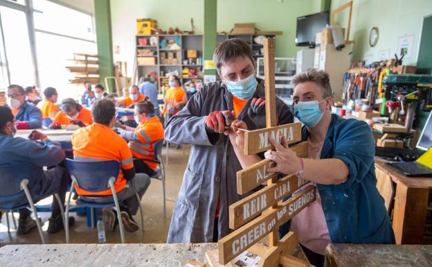 Imagen principal - Los alumnos trabajan la madera reciclada con mimo para ofrecer lso adornos navideños.