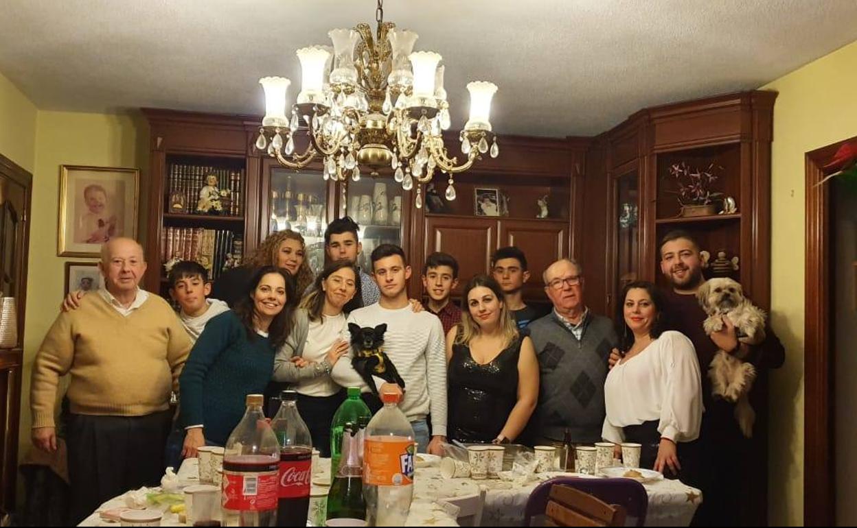 Antonio Miranda, tercero por la derecha, con la familia que lo acogió en Nochebuena en 2019. 
