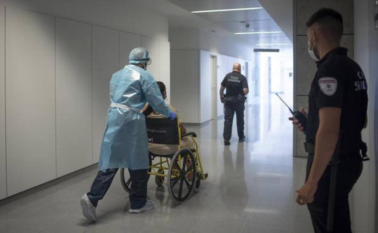 Foto de archivo de vigilantes de seguridad en un hospital.