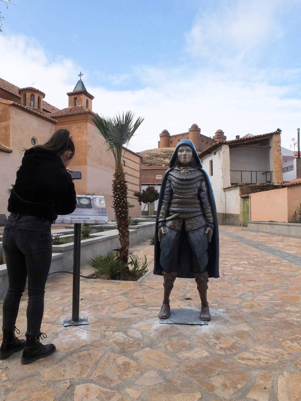 Las nuevas estatuas dedicadas al cine que decoran las calles de la Calahorra como reclamo turístico